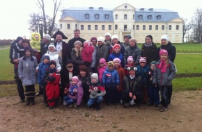 Mazie krāslavieši pēta Krāslavas pils parku